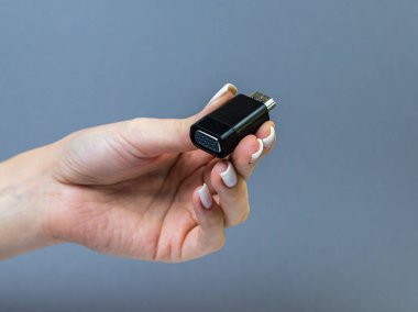 USB tip C adaptörü veya çeşitli aksesuarları olan merkez - kalem sürücüleri, hdmi, ethernet, hafıza kartı, kablolar. Bilgisayarlar ve akıllı telefonlar için çeşitli dönüştürücü kabloları tutan eller