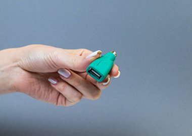 USB tip C adaptörü veya çeşitli aksesuarları olan merkez - kalem sürücüleri, hdmi, ethernet, hafıza kartı, kablolar. Bilgisayarlar ve akıllı telefonlar için çeşitli dönüştürücü kabloları tutan eller