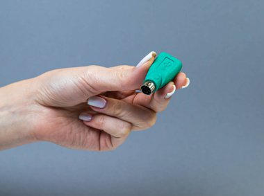 USB tip C adaptörü veya çeşitli aksesuarları olan merkez - kalem sürücüleri, hdmi, ethernet, hafıza kartı, kablolar. Bilgisayarlar ve akıllı telefonlar için çeşitli dönüştürücü kabloları tutan eller