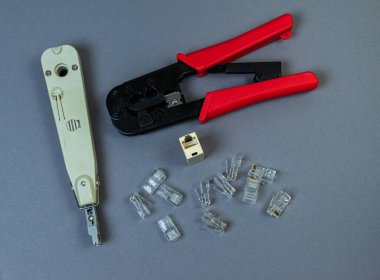 Yuvarlak terminalleri ve beyaz arkaplan üzerinde küçük mavi yalıtılmış terminalleri sıkmak için el sıkma aracı