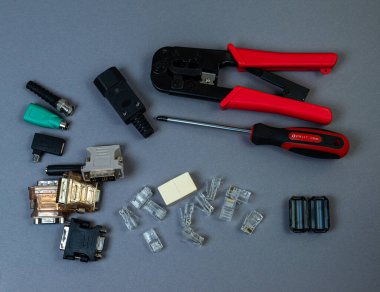 Yuvarlak terminalleri ve beyaz arkaplan üzerinde küçük mavi yalıtılmış terminalleri sıkmak için el sıkma aracı