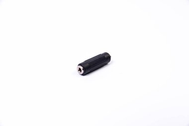 USB tip C adaptörü veya çeşitli aksesuarları olan merkez - kalem sürücüleri, hdmi, ethernet, VGA DP HDMI, kablolar. beyaza izole edilmiş bilgisayar ve akıllı telefonlar için çeşitli dönüştürücü kablolar