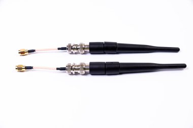 Hücresel sistemlerin kablosuz bağlantı noktası olan antenleri beyaz çıkarılabilir yönlendiriciye izole edildi