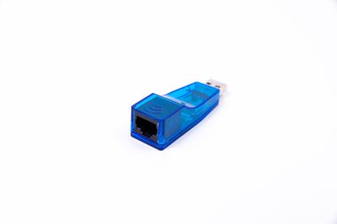 USB tip C adaptörü veya çeşitli aksesuarları olan merkez - kalem sürücüleri, hdmi, ethernet, VGA DP HDMI, kablolar. beyaza izole edilmiş bilgisayar ve akıllı telefonlar için çeşitli dönüştürücü kablolar