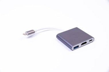 USB tip C adaptörü veya çeşitli aksesuarları olan merkez - kalem sürücüleri, hdmi, ethernet, VGA DP HDMI, kablolar. beyaza izole edilmiş bilgisayar ve akıllı telefonlar için çeşitli dönüştürücü kablolar