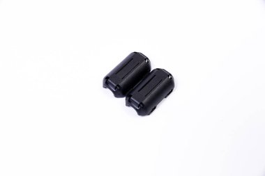 Ferrite boncuk indüktörünü kapat. Elektronik devrelerdeki yüksek frekanslı elektronik gürültüyü bastıran bir elektrik elementi. izole edilmiş beyaz üzerinde