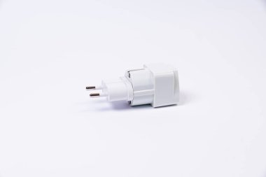USB tip C adaptörü veya çeşitli aksesuarları olan merkez - kalem sürücüleri, hdmi, ethernet, VGA DP HDMI, kablolar. beyaza izole edilmiş bilgisayar ve akıllı telefonlar için çeşitli dönüştürücü kablolar