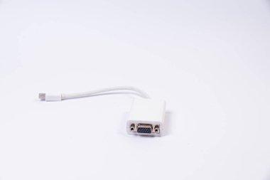 USB tip C adaptörü veya çeşitli aksesuarları olan merkez - kalem sürücüleri, hdmi, ethernet, VGA DP HDMI, kablolar. beyaza izole edilmiş bilgisayar ve akıllı telefonlar için çeşitli dönüştürücü kablolar