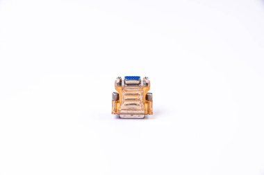 USB tip C adaptörü veya çeşitli aksesuarları olan merkez - kalem sürücüleri, hdmi, ethernet, VGA DP HDMI, kablolar. beyaza izole edilmiş bilgisayar ve akıllı telefonlar için çeşitli dönüştürücü kablolar