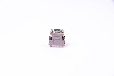 USB tip C adaptörü veya çeşitli aksesuarları olan merkez - kalem sürücüleri, hdmi, ethernet, VGA DP HDMI, kablolar. beyaza izole edilmiş bilgisayar ve akıllı telefonlar için çeşitli dönüştürücü kablolar