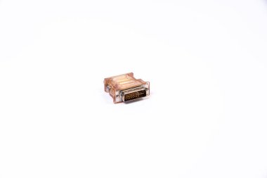 USB tip C adaptörü veya çeşitli aksesuarları olan merkez - kalem sürücüleri, hdmi, ethernet, VGA DP HDMI, kablolar. beyaza izole edilmiş bilgisayar ve akıllı telefonlar için çeşitli dönüştürücü kablolar