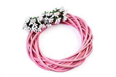 Asmanın dallarından örülmüş çelenk. Kırmızı, mavi, mavi, kahverengi, çiçeklerle süslenmiş çelenk.