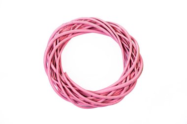 Asmanın dallarından örülmüş çelenk. Kırmızı, mavi, mavi, kahverengi, çiçeklerle süslenmiş çelenk.