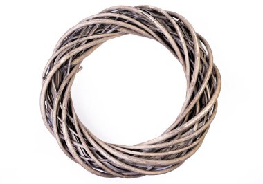 Asmanın dallarından örülmüş çelenk. Kırmızı, mavi, mavi, kahverengi, çiçeklerle süslenmiş çelenk.