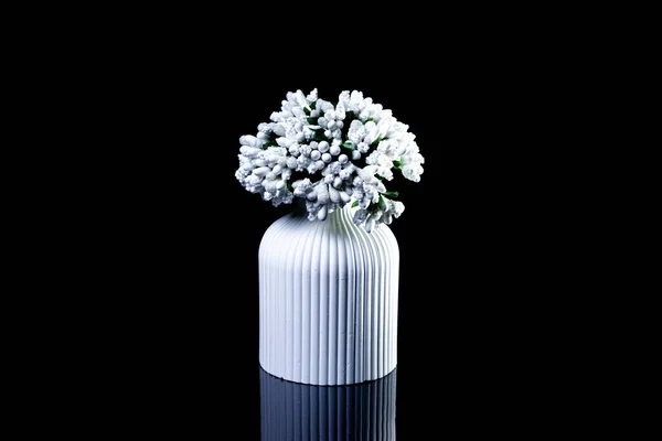 Egy Közeli Felvétel Fehér Virágokról Jégben Egy Fehér Vázában Porcelán — Stock Fotó