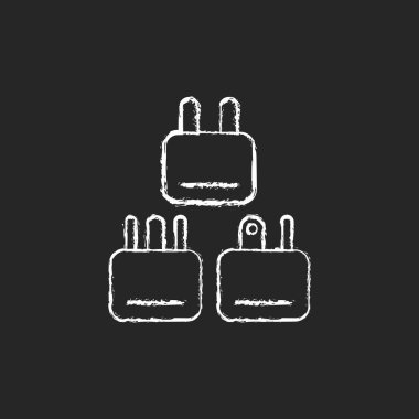 Seyahat adaptörü koyu arkaplanda beyaz tebeşir simgesi. Uçak yolcuları için evrensel buji. Taşınabilir konfor. Seyahat boyutunda nesneler. Siyah üzerine izole edilmiş vektör çizimi