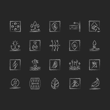 Siyah zemin üzerine kurulmuş farklı kumaş özellikli beyaz tebeşir simgeleri. Fiber özellikleri. Tekstil endüstrisi. Kıyafetlerin kaliteli özellikleri. İzole edilmiş vektör karatahta çizimleri