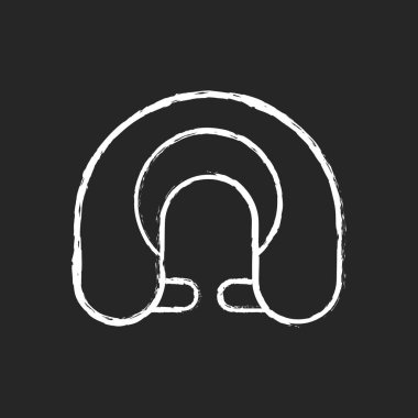 Siyah arkaplanda beyaz tebeşirle seyahat ikonu. Güzel duruş için boyun yastığı. Kestirme aksesuarı. Yolculuk takımları. Göçebe yaşam tarzı. Tatil şeyleri. İzole edilmiş vektör karatahta çizimi