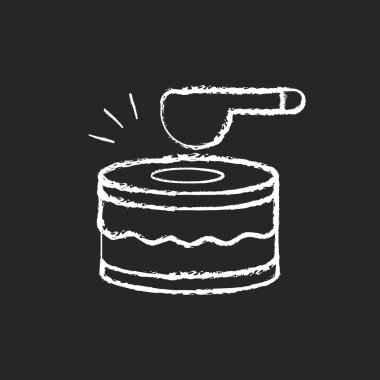 Davullar siyah arkaplanda beyaz tebeşir simgesi. Ramazan müzik aleti. Gün batımından önce tüm insanları yemek yemek için uyandırmak. Özel gündüz müzisyeni. İzole edilmiş vektör karatahta çizimi