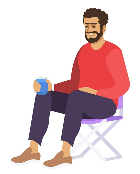 户外休闲半平面Rgb彩色矢量插图 留着胡子的男人坐在野营椅上 喝着独立的卡通人物的白底酒 — 图库矢量图片