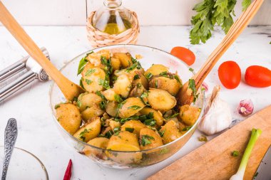 Sade patates salatası, soslu ve cam bir kasede Alman mutfağında otlar.