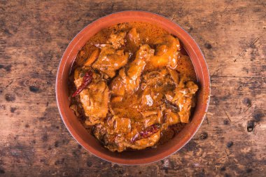 Tahta bir masada tavuklu kırmızı biber, üst manzara - Paprikalı klasik Macar tavuk güveci ve ekşi krema.