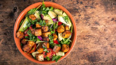 Sebzeli vejetaryen salatası, roka, avokado ve kızarmış tofu, üst görüş, fotokopi alanı - dengeli düşük karbonhidrat die