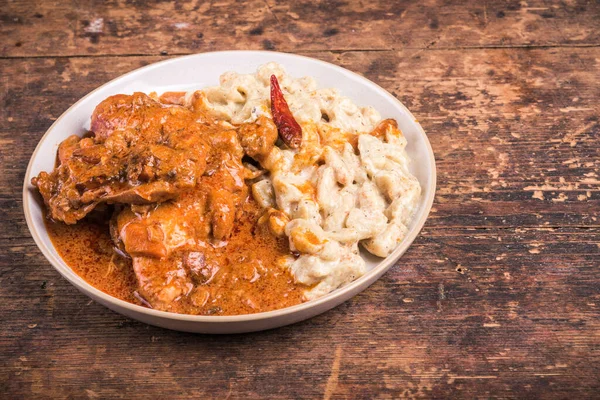 Paprikalı tavuk güveci ve ev yapımı gnocchi ile bir tabakta krema tarifi için fotokopi alanı, tavuk paprikash, Macar mutfağı.