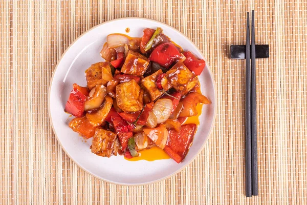 Haudutettu Tofu Paprikoiden Sipulien Kanssa Tulisessa Pippurikastikkeessa Osa Lautasella Syömäpuikoilla — kuvapankkivalokuva