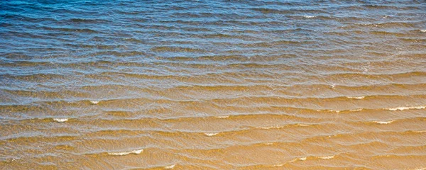 全景天然海背景 过渡到沙质浅水的沿海水 — 图库照片