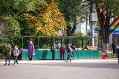 Engels, Rusya 30 Eylül 2021 - insanların taze sebze ve meyve aldığı küçük bir pazar