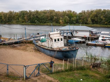 Engels, Rusya 19 Eylül 2021 - nehirdeki teknelerin rıhtımında eski bir balıkçı teknesi.