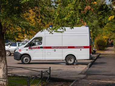 Engels, Rusya 25 Eylül 2021 - Otoparkta bir ambulans hasta için çağrı bekliyor