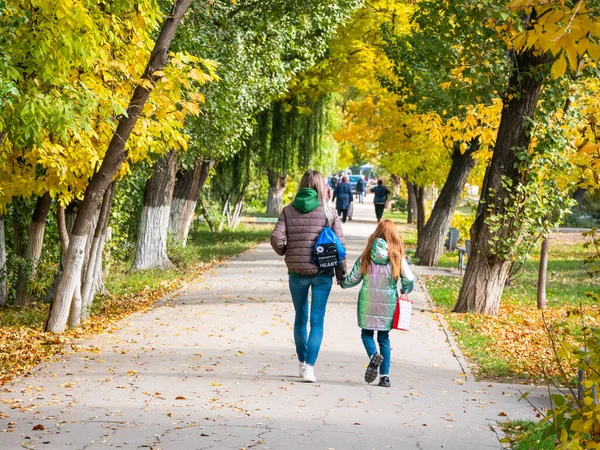 2021年10月5日ロシア エンゲルス 人々は秋の木と一緒に木が成長して街の通りを歩く ロシアの地方都市の秋 — ストック写真