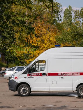 Engels, Rusya 25 Eylül 2021 - Covid-19 pandemi sırasında bir Rus taşra şehrinin caddesinde bir ambulans bekliyor