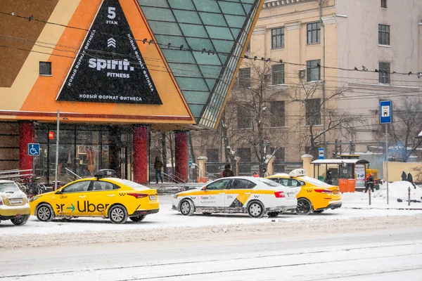 Moscou Rússia Janeiro 2021 Estacionamento Táxi Perto Centro Comercial Inverno — Fotografia de Stock