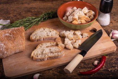 Ciabatta sarımsak ve biberiyeli ekmek doğranmış ciabatta yapıyorum.