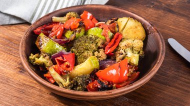 Kızarmış sebzeler. Tabakta çok renkli sebzeler, yakın plan.