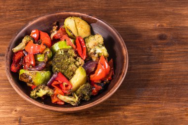 Izgara sebzeler, renkli fırınlanmış sebzeler tabakta servis edilir.