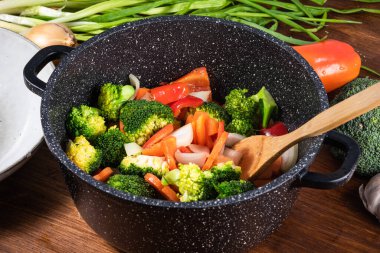 Brokoliyi pişirmek domates, dolma biber ve soğan hadım edilebilir, yakın çekim