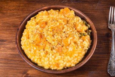 Masanın üzerinde kabaklı vejetaryen pilavı.