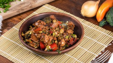 Masada sebzeli kızarmış tavuk.