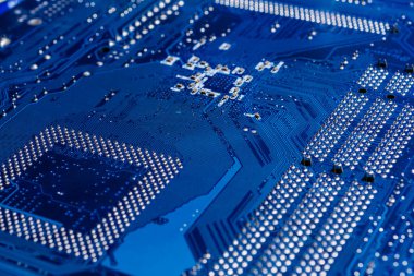 Anakart yüzeyi maviye yakın, seçici odak