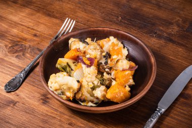 Sebze porsiyonu ve masada peynirli kabak.