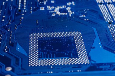 Elektronik devre kartı, yakın plan, seçici odak, mavi renk