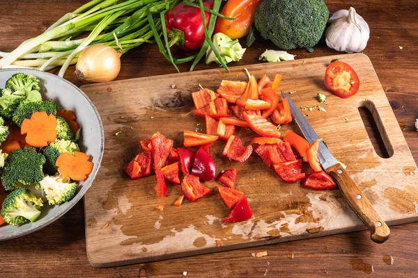 テーブルの上の野菜のシチューのための成分 ブロッコリー ニンジン ピーマン 玉ねぎ ニンニク ピーマン クローズアップ ロイヤリティフリーのストック写真