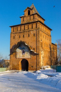 Kolomna, Rusya, 9 Şubat 2017 - Kolomna Kremlin 'in korunmuş antik tuğla kulesinin manzarası