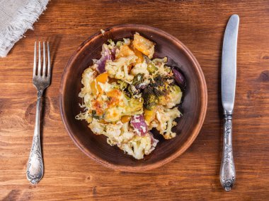 Peynirli fırında sebze - porsiyon tabakta, üst manzara