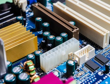 Bir bilgisayar anakartındaki elektronik parçalar kapanıyor.
