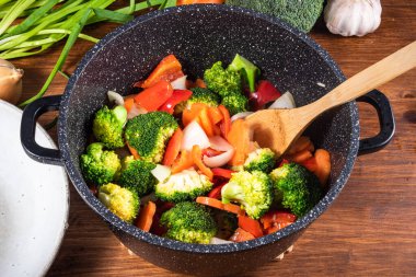 Tencerede brokoli ile sebze güveci pişirmek sağlıklı bir vejetaryen dietidir..